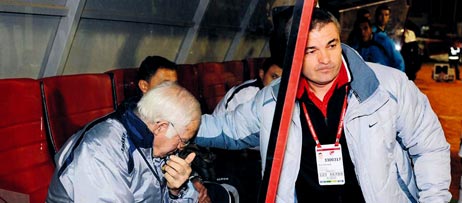 Dede'ye sormuşlar: ''Boynun neden eğri?'' Cevap vermiş: ''Nerem doğru ki''