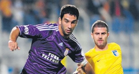 Arda Turan zirveyi zorluyor