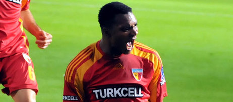 3 futbolcu 10 tak�m� ge�ti