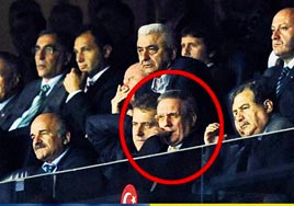 T�rnaklar�n� yedi