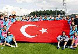 Dev bayrakla kutlama