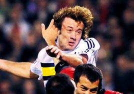 Defans yine k�r�k d�k�k