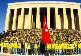 Huzurundayız atam