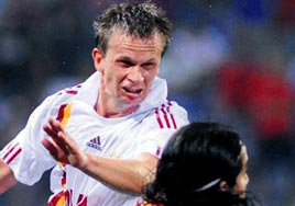 Eski tak�m� kucak a�t�