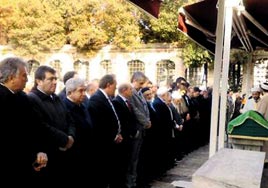 Demir�ren ve Aksu'dan vefa