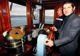 Emre dümende