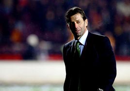 Skibbe'nin y�z� g�l�yor