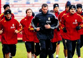 Aslan g�� topluyor