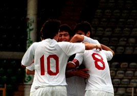 Milliler dağıttı: 8-2