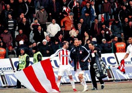 Trib�nler doldu ta�t�