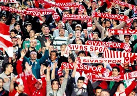 Trib�nler t�kl�m t�kl�m dolacak