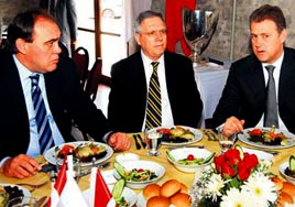 Başkan, gel yanıma otur!..