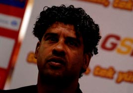 Rijkaard ülkesine döndü