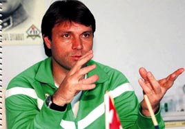 Eli kulağında
