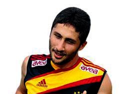 Taraftarın kafasını yardı