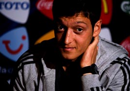 Berlin'i Mesut y�kt�