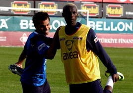 Trib�nde oturan milyonluklar!