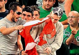 Türk bayrağına çirkin saldırı!