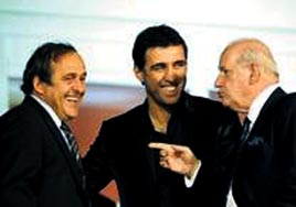 Platini de trib�ndeydi