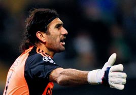 Taraftara k�st� tak�m� b�rak�yor