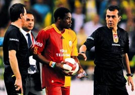 Carlos'tan �z�r diledi