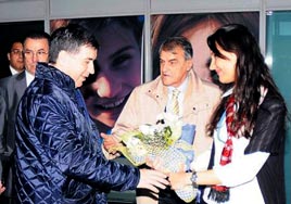 �i�eklerle kar��land�