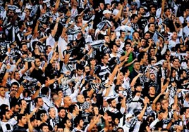 'Tr�b�nler mesaj verdi'