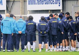 Enke i�in sayg� duru�u