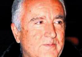 Ünal Aysal tribünde