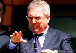 Adnan Polat'a ta� att�