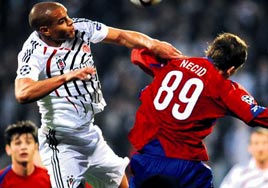 Dokuz ki�i seyretti