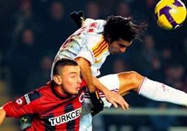 Hakem döküldü