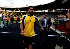 ��arete bak�yor