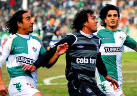 �ans�n� zorluyor