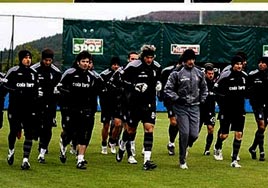 Kara Kartal yuvaya d�n�yor