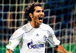 Halil Fener'e imza at�yor