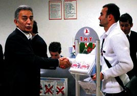 Adnan Polat G�khan �nal ile el s�k��t�