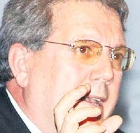 Le Guen yok Daum var