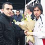 Çiçek verdi forma aldı