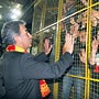 Fener'e taş attı