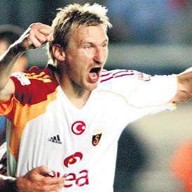 Elde kaldılar