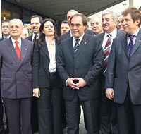 Tek yumruk olmal�y�z!