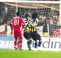 Ali topu at <BR>Volkan gole bak