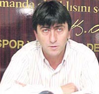 R�dvan Dilmen imzay� at�yor