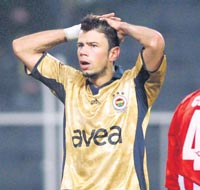 Adriano gelse bile gol atamaz