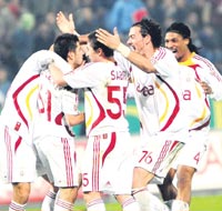 Sevin�ten havalara u�tu